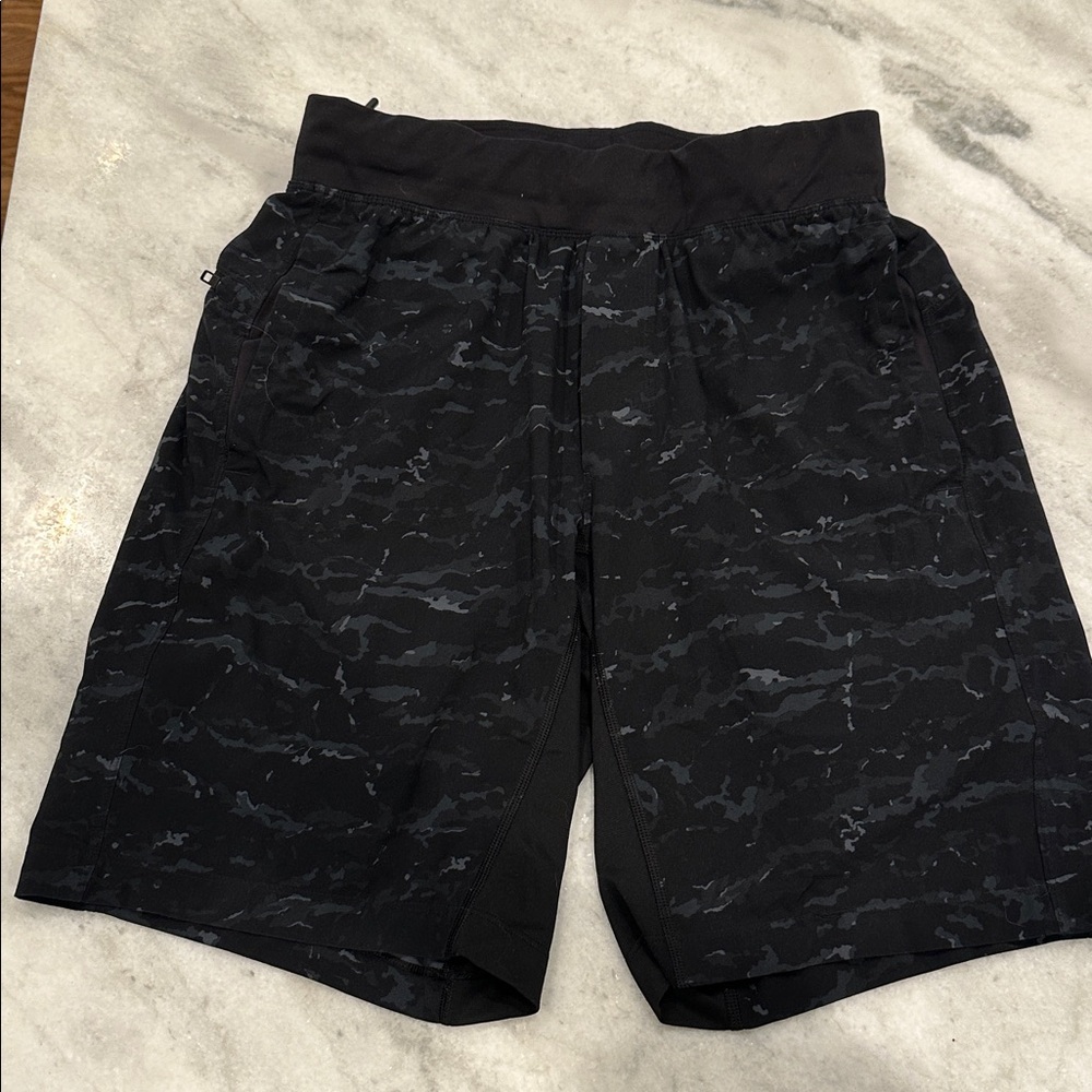 Lululemon Athletica Black & gray camouflage print lined shorts. Size M.